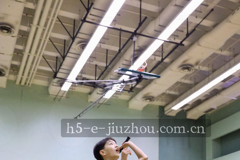 绿茵场上球员凌空抽射瞬间