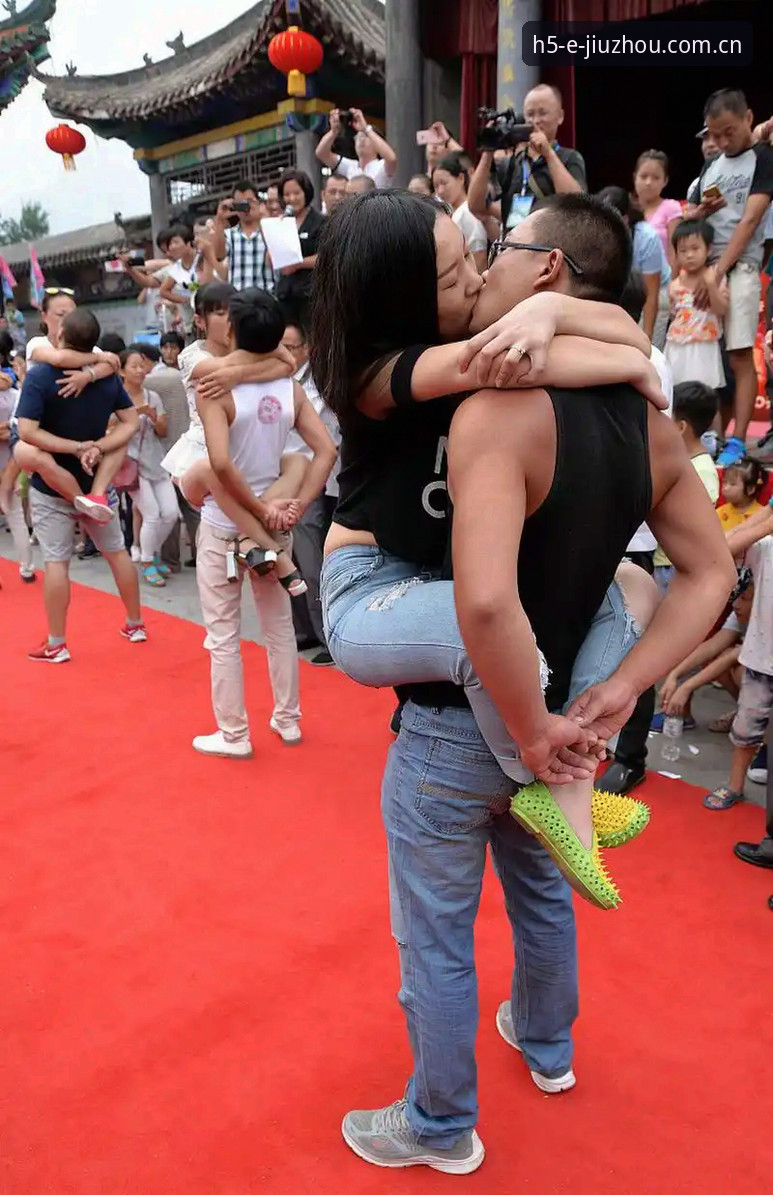 一张拥吻照凭什么让2万人点赞？足球场上的爱情还需要偷偷摸摸吗？